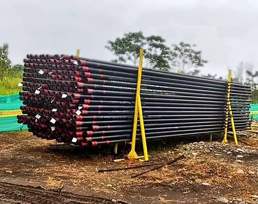 Tubería OCTG de Tecknologistic apilada en patio
