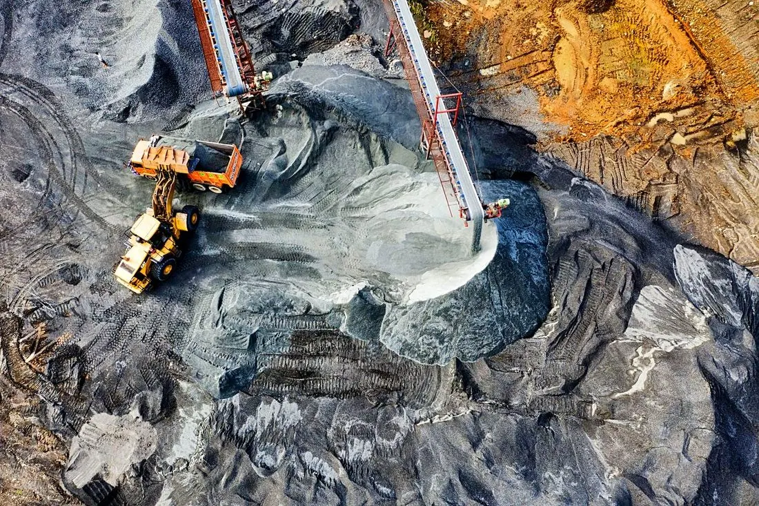 Vista aérea de banda transportadora y cargador en planta minera