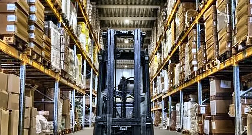 Bodega con estanterías y montacargas